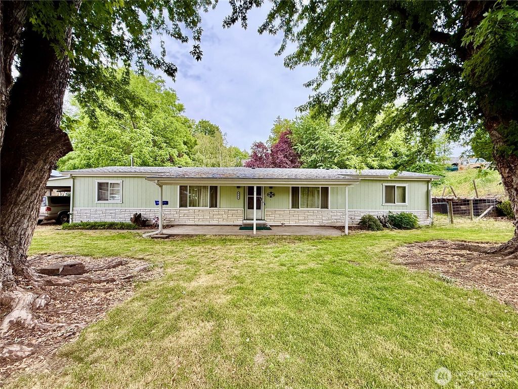 Photo of 321 Bruce Street, Waitsburg, WA 99361 (MLS # 2531915)