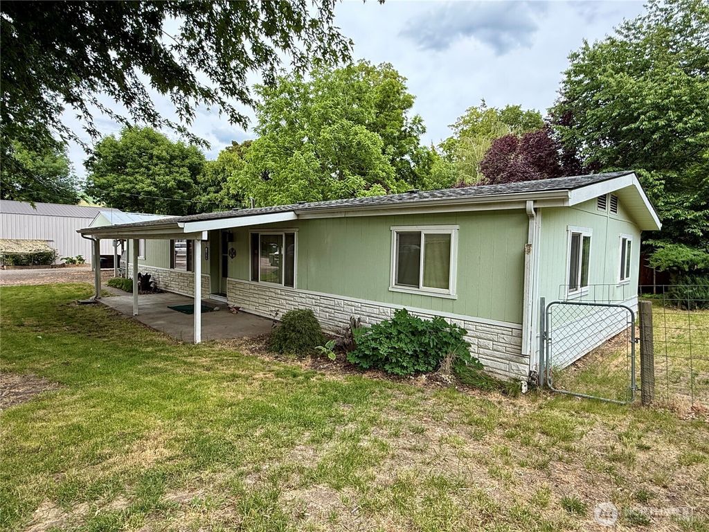 Photo of 321 Bruce Street, Waitsburg, WA 99361 (MLS # 2531915)