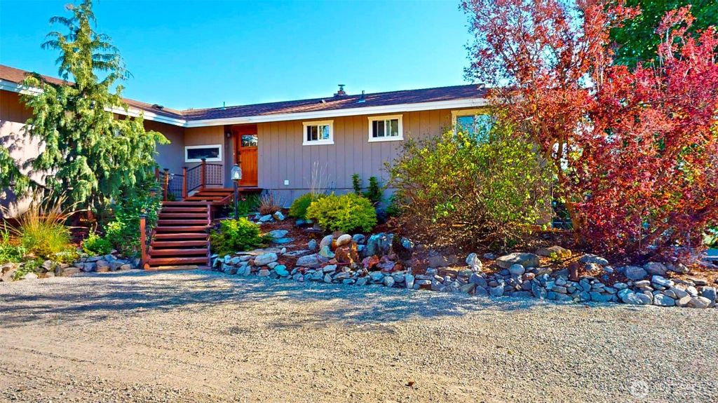 Photo of 725 Okoma Drive, Omak, WA 98841 (MLS # 2505226)