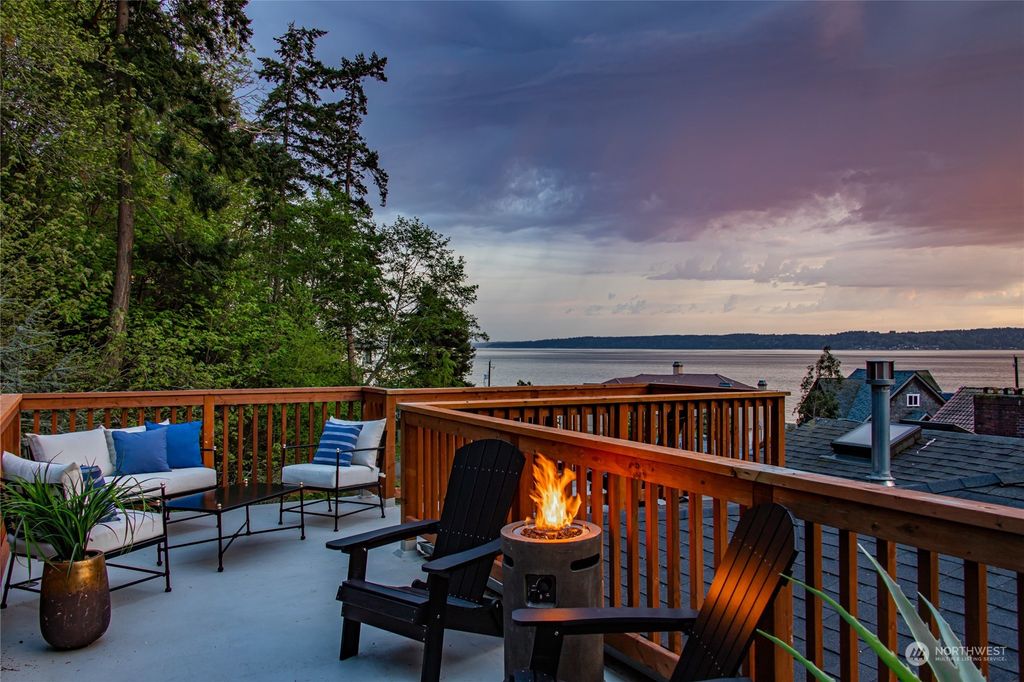 Photo of 11664 Seola Beach Drive SW, Burien, WA 98146 (MLS # 2064566)