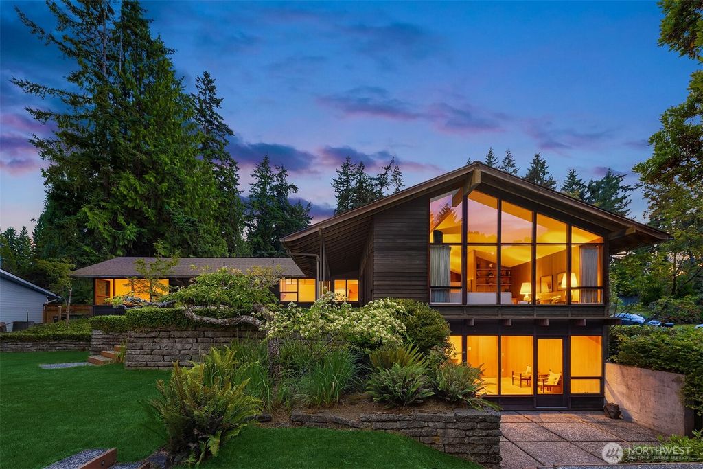 Photo of 6006 92nd Avenue SE, Mercer Island, WA 98040 (MLS # 2396918)