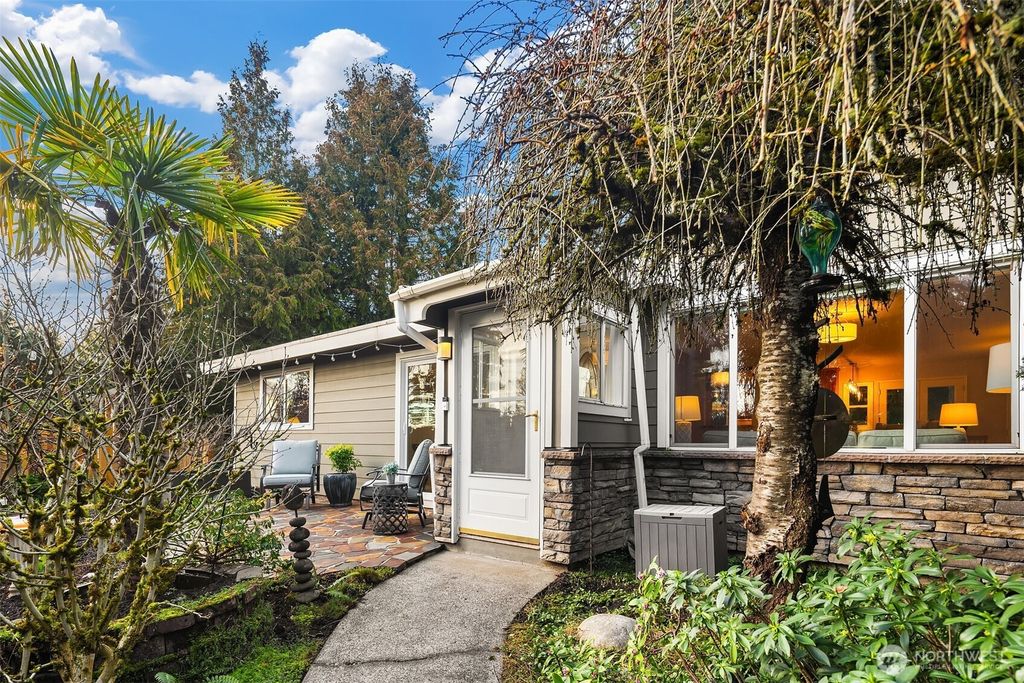 Photo of 16042 Lake Hills Boulevard, Bellevue, WA 98008 (MLS # 2497869)