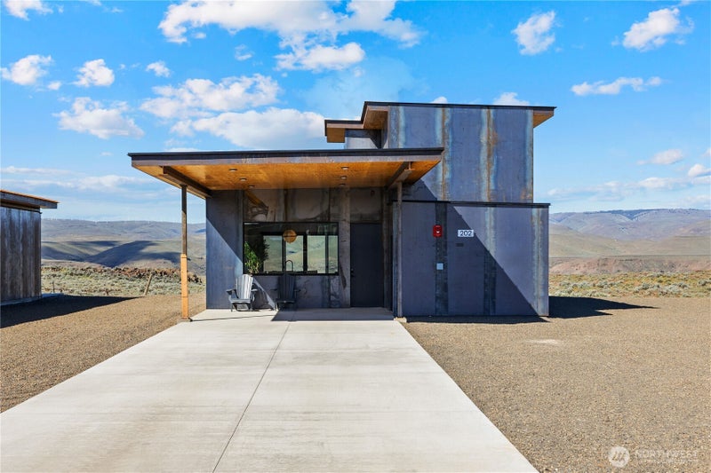 202 Rattlesnake Point NW