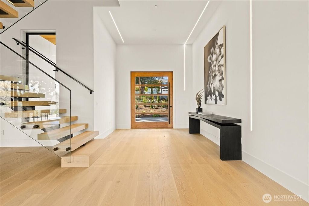 Photo of 3806 95th Avenue NE, Yarrow Point, WA 98004 (MLS # 2496189)