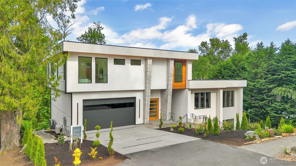 Photo of 3806 95th Avenue NE, Yarrow Point, WA 98004 (MLS # 2496189)