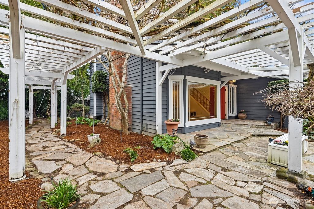 Photo of 17226 SE 40th Place, Bellevue, WA 98008 (MLS # 2497455)