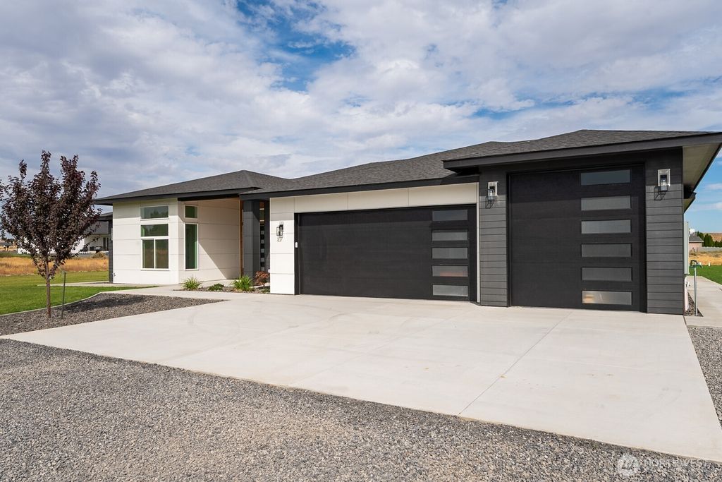 Photo of 6773 Road E.2 NE, Moses Lake, WA 98837 (MLS # 2467096)