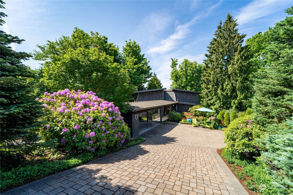 Photo of 13241 SE 43rd Street, Bellevue, WA 98006 (MLS # 2071899)