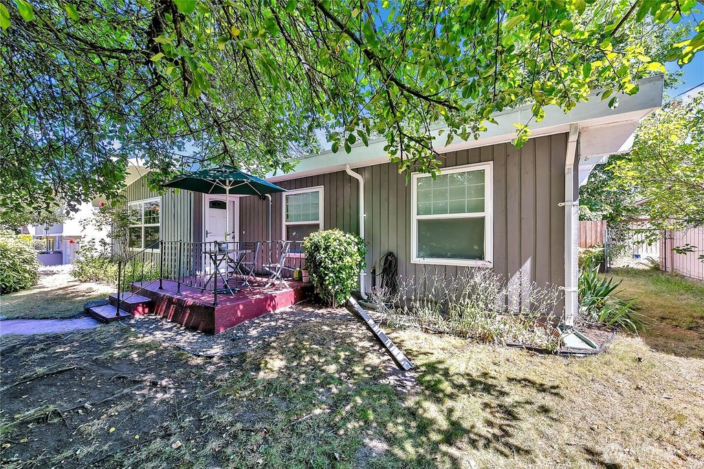 Photo of 3738 S 189th Place, SeaTac, WA 98188 (MLS # 2403744)