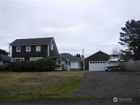Photo of 1704 Ocean Beach Boulevard S, Long Beach, WA 98631 (MLS # 2431487)