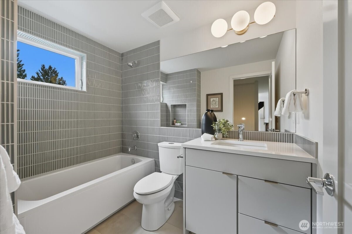 Seattle, Washington, 98125, United States, 4 Bedrooms Bedrooms, ,4 BathroomsBathrooms,Residential,Active,1943816