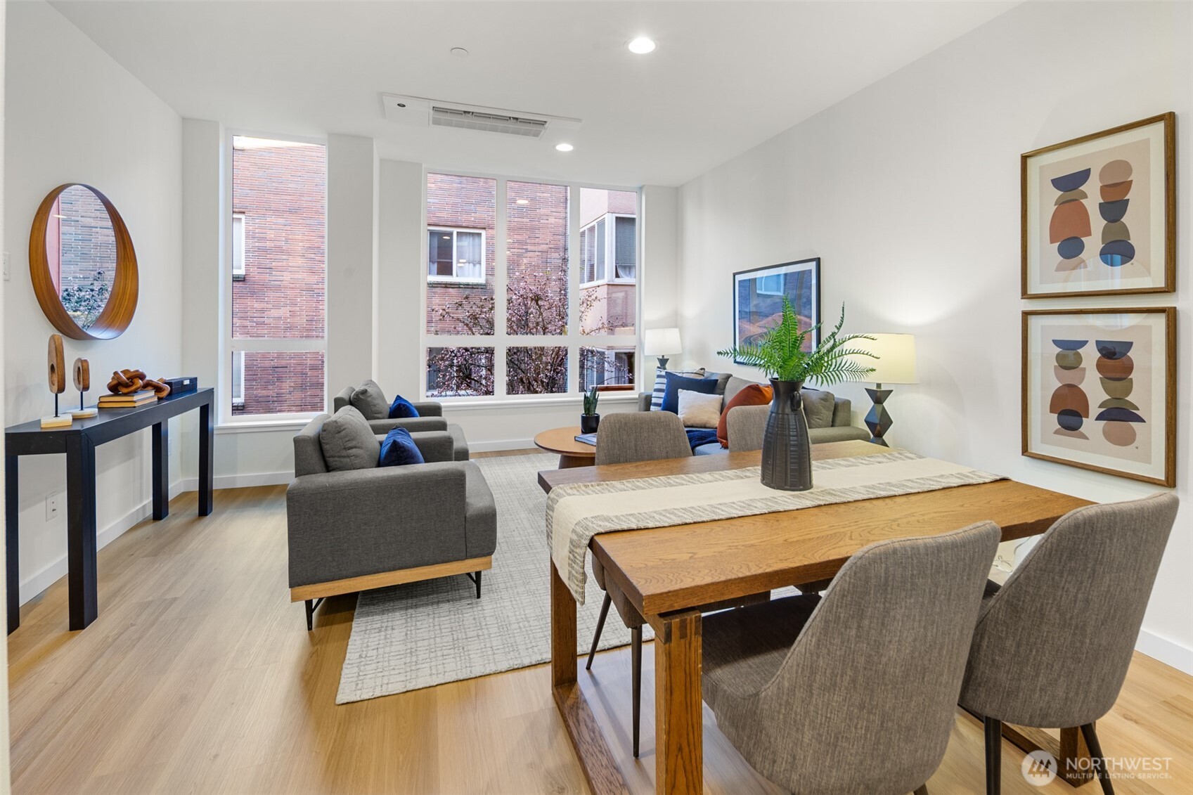 318 Bellevue Avenue E