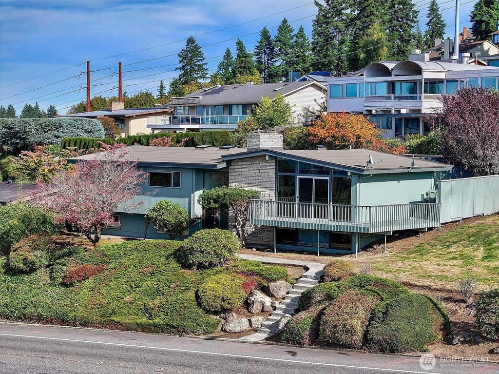 Photo of 4360 Somerset Boulevard SE, Bellevue, WA 98006 (MLS # 2445449)