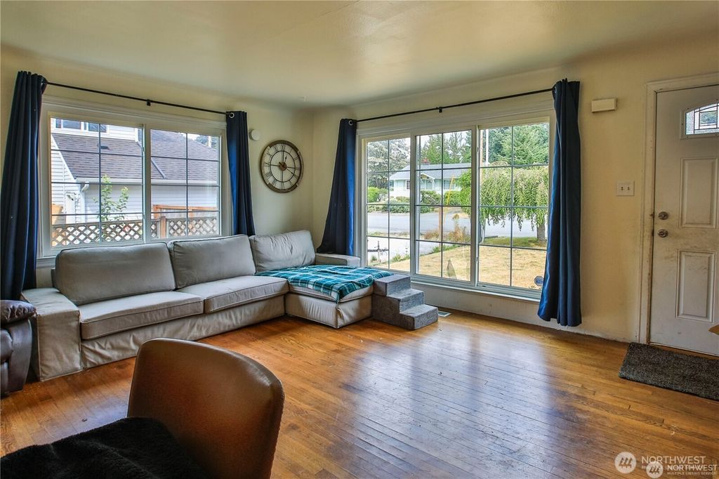 Photo of 310 S Cabot Road Rd, Everett, WA 98203 (MLS # 2332972)