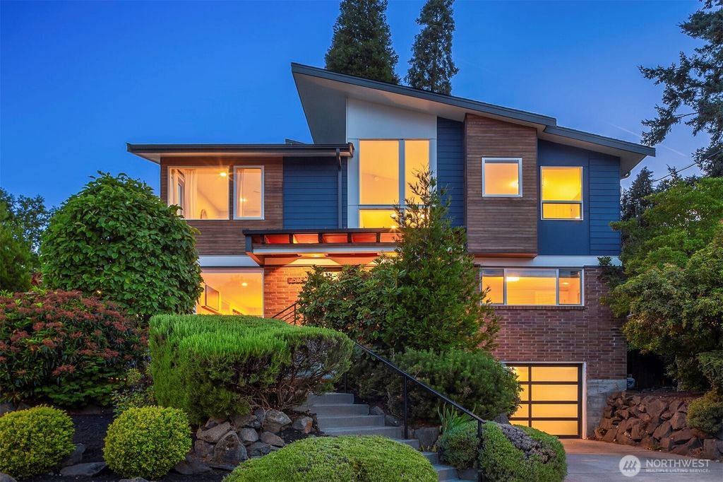 Photo of 7503 32nd Avenue NE, Seattle, WA 98115 (MLS # 2439308)