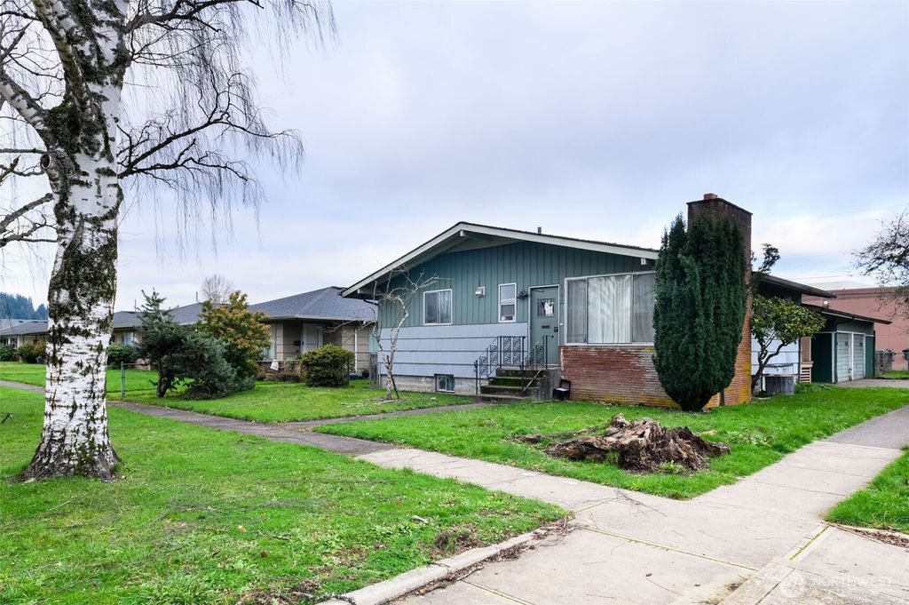 Photo of 1704 10th Avenue, Longview, WA 98632 (MLS # 2469873)