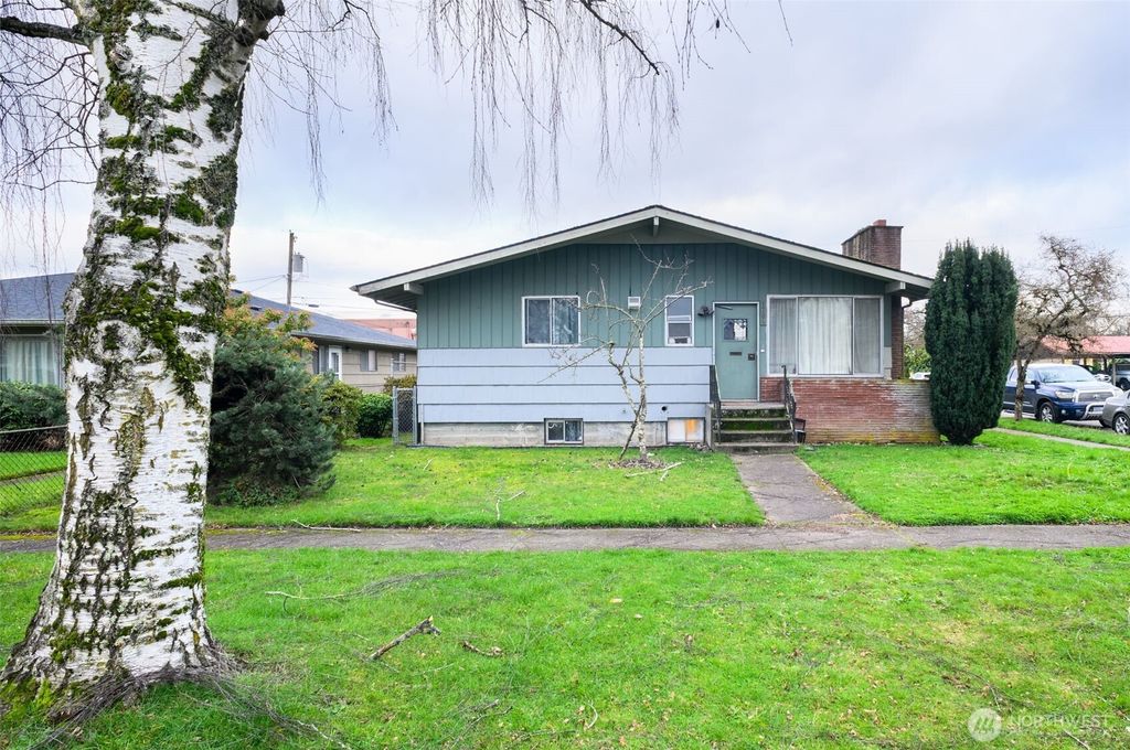 Photo of 1704 10th Avenue, Longview, WA 98632 (MLS # 2469873)