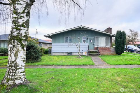 Photo of 1704 10th Avenue, Longview, WA 98632 (MLS # 2469873)
