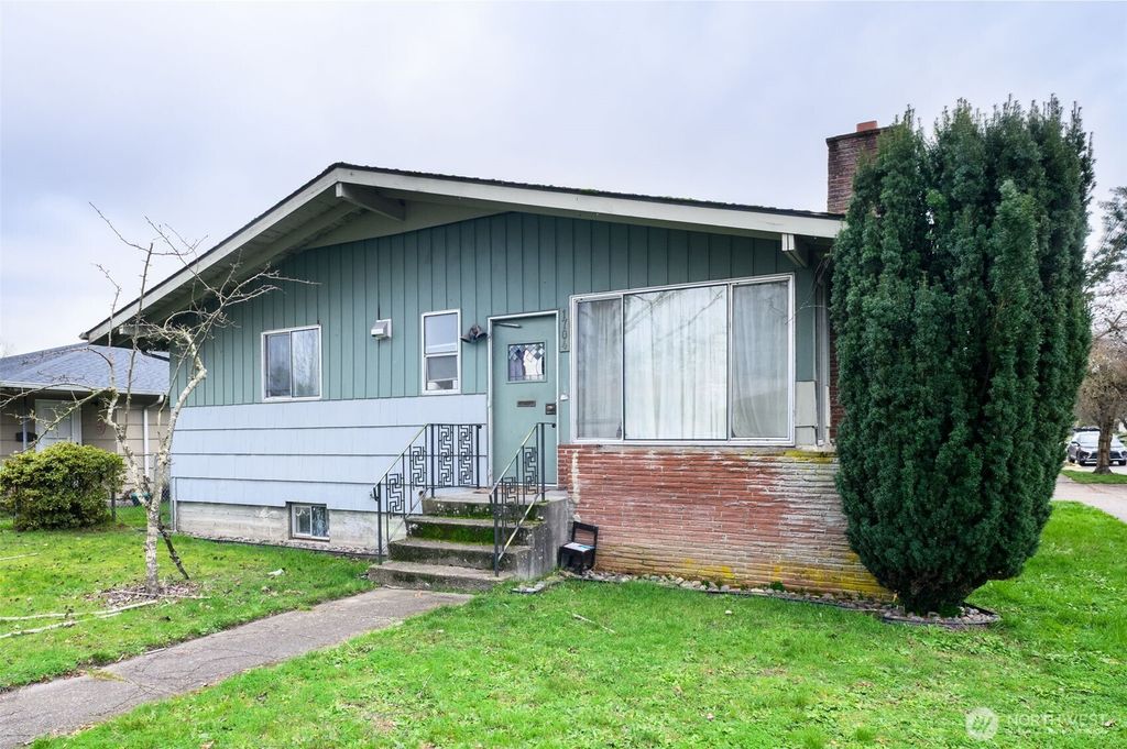 Photo of 1704 10th Avenue, Longview, WA 98632 (MLS # 2469873)