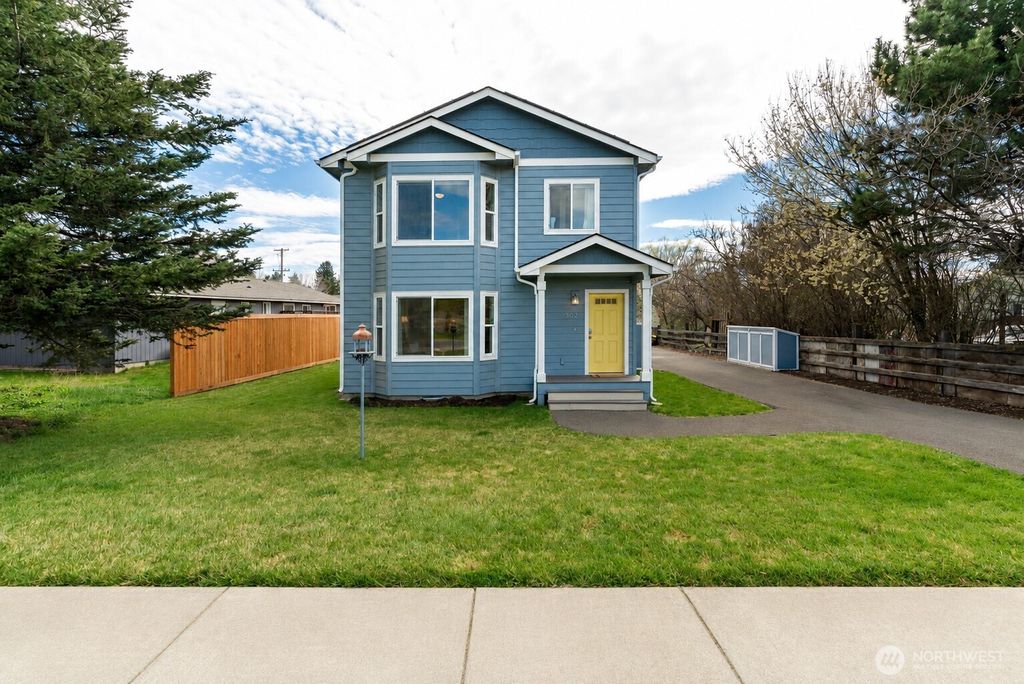 Photo of 302 W Illinois Avenue, Ellensburg, WA 98926 (MLS # 2525336)