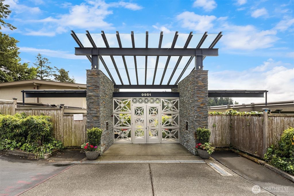 Photo of 9951 Lake Washington Blvd BLVD NE #23, Bellevue, WA 98004 (MLS # 2522218)