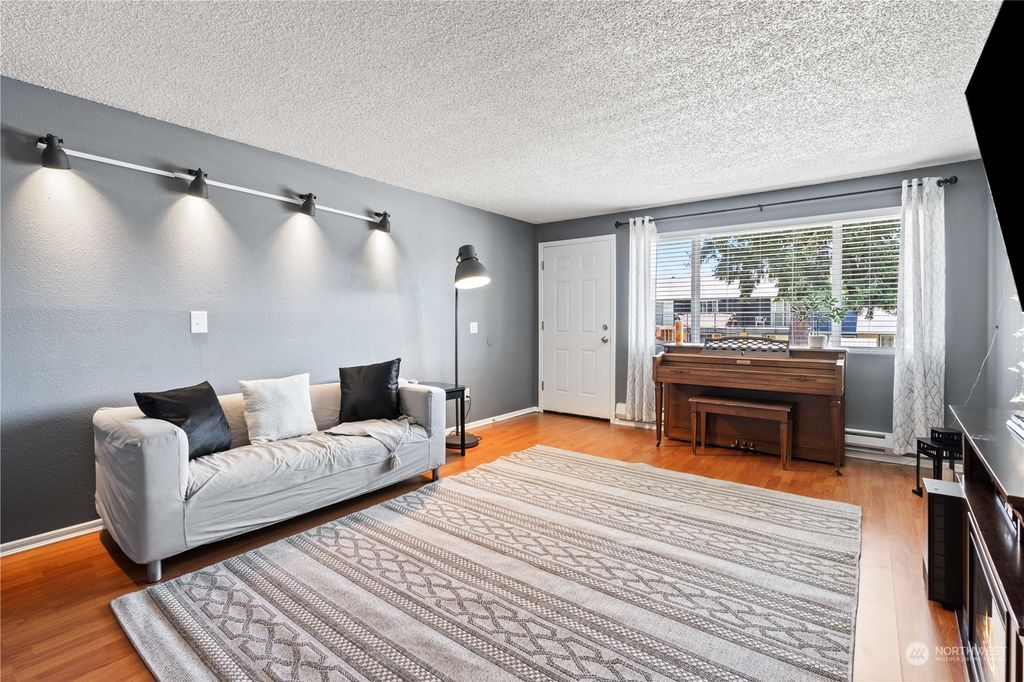 Photo of 33307 23rd Avenue SW, Federal Way, WA 98023 (MLS # 2275391)