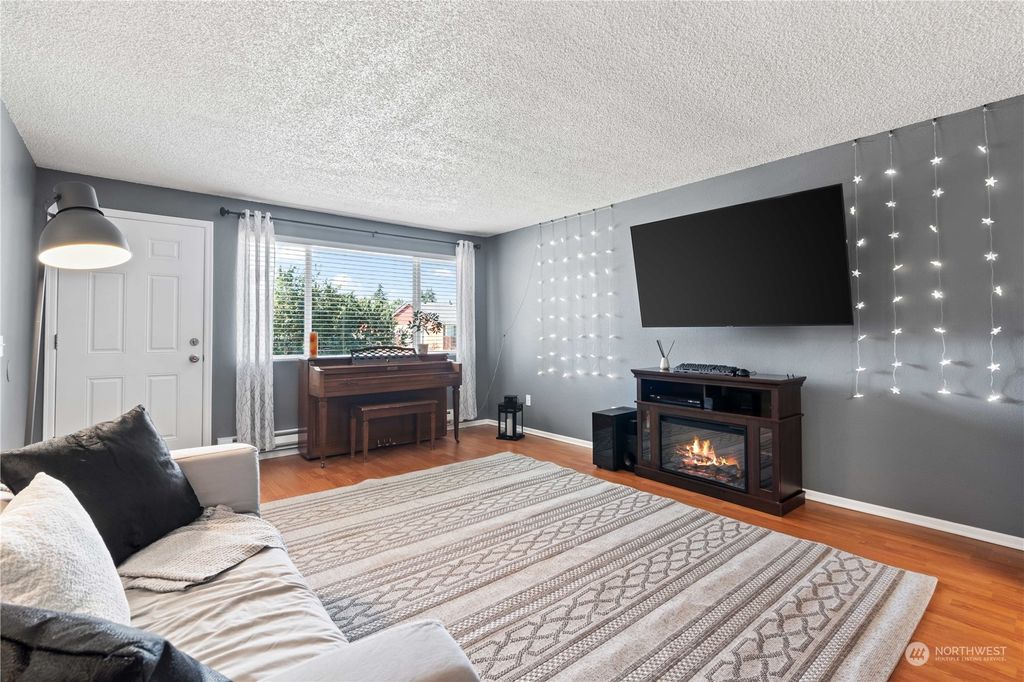 Photo of 33307 23rd Avenue SW, Federal Way, WA 98023 (MLS # 2275391)