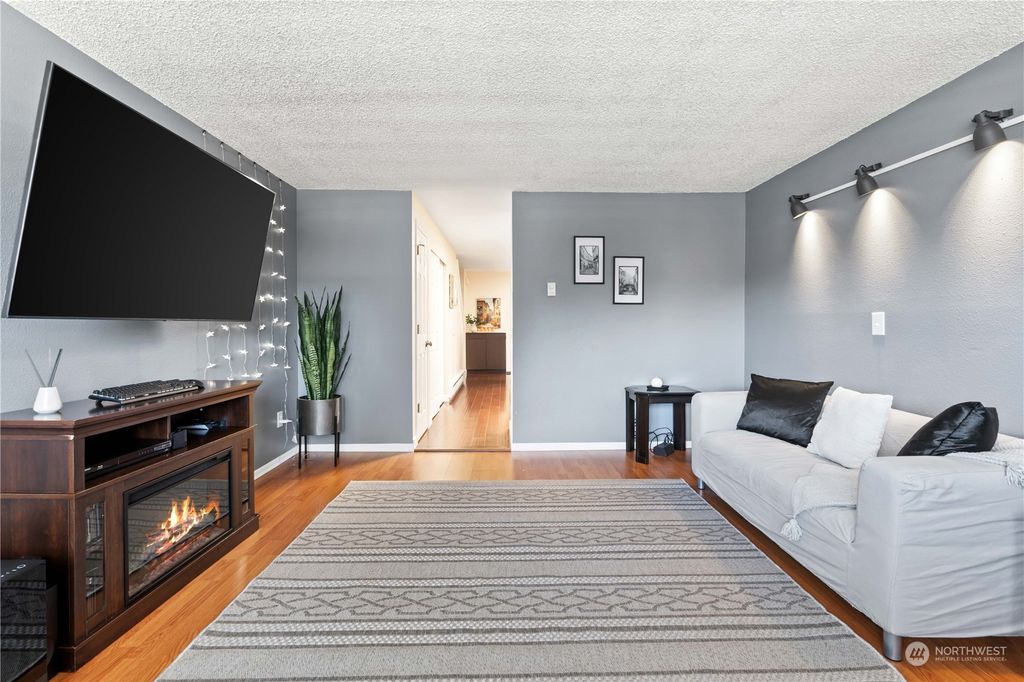 Photo of 33307 23rd Avenue SW, Federal Way, WA 98023 (MLS # 2275391)