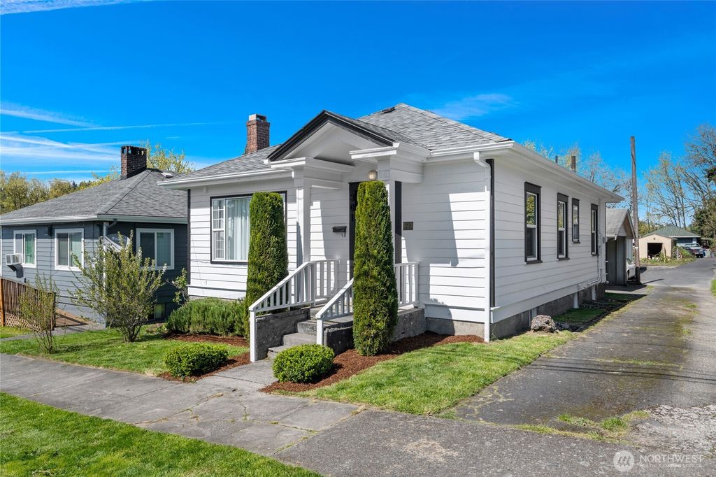 Photo of 301 Columbia Street, Kelso, WA 98626 (MLS # 2504213)