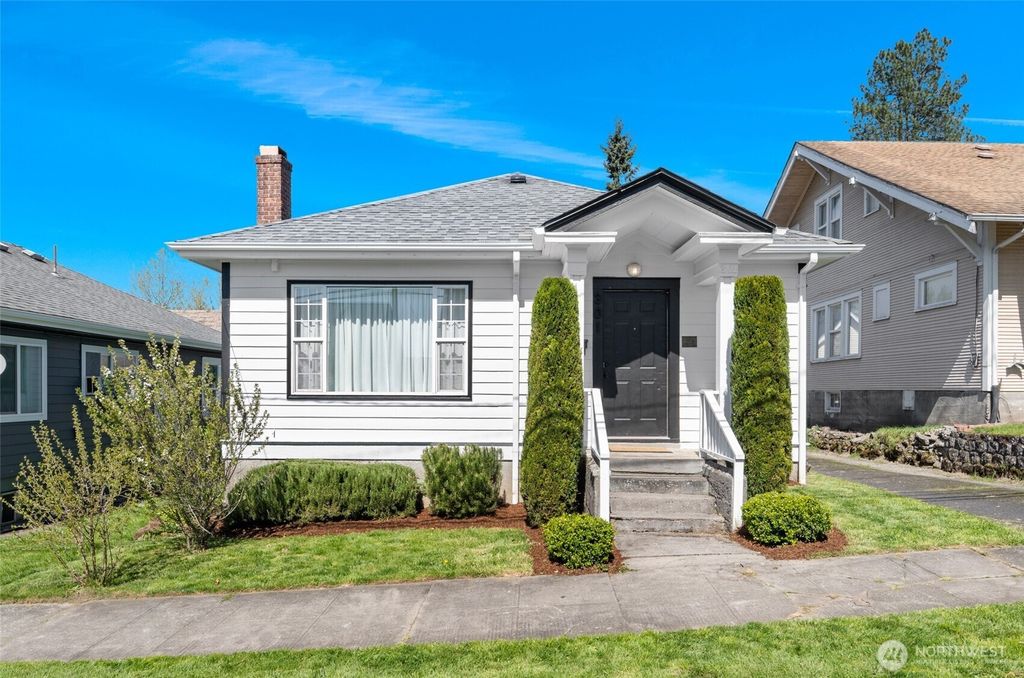 Photo of 301 Columbia Street, Kelso, WA 98626 (MLS # 2504213)