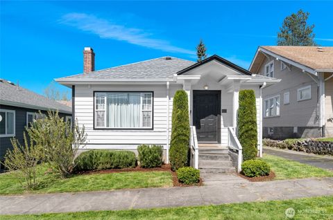 Photo of 301 Columbia Street, Kelso, WA 98626 (MLS # 2504213)