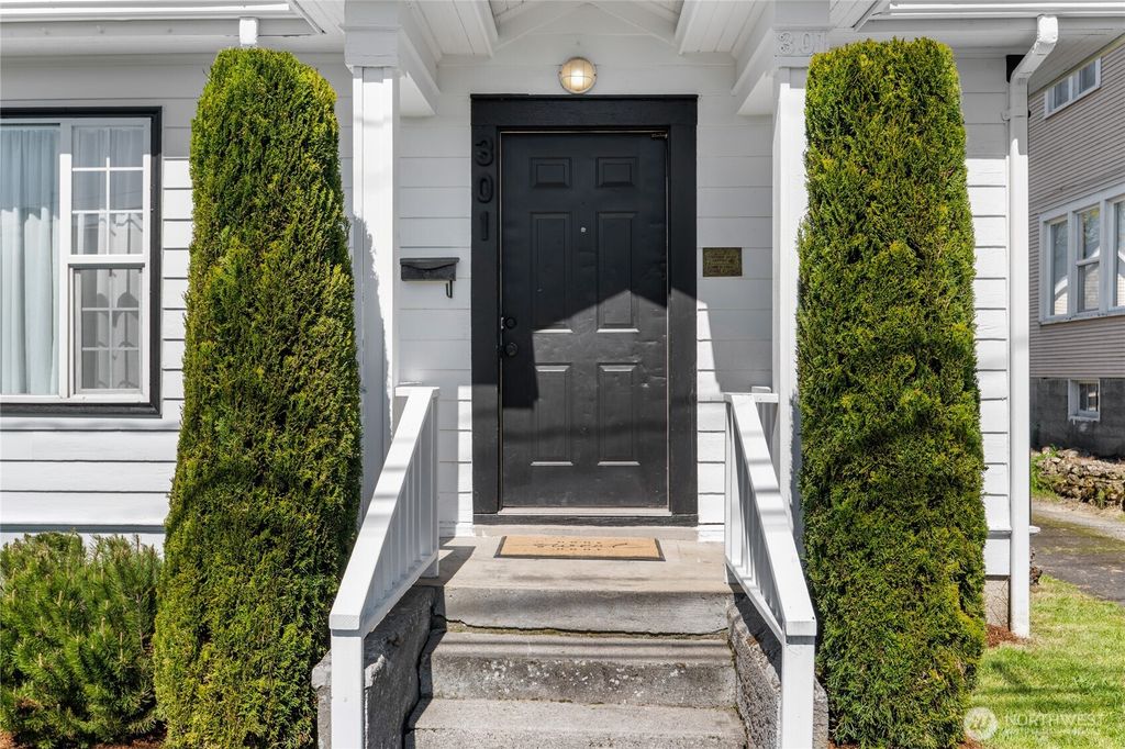 Photo of 301 Columbia Street, Kelso, WA 98626 (MLS # 2504213)