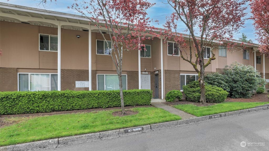 Photo of 5918 123rd Avenue SE, Bellevue, WA 98006 (MLS # 2202942)