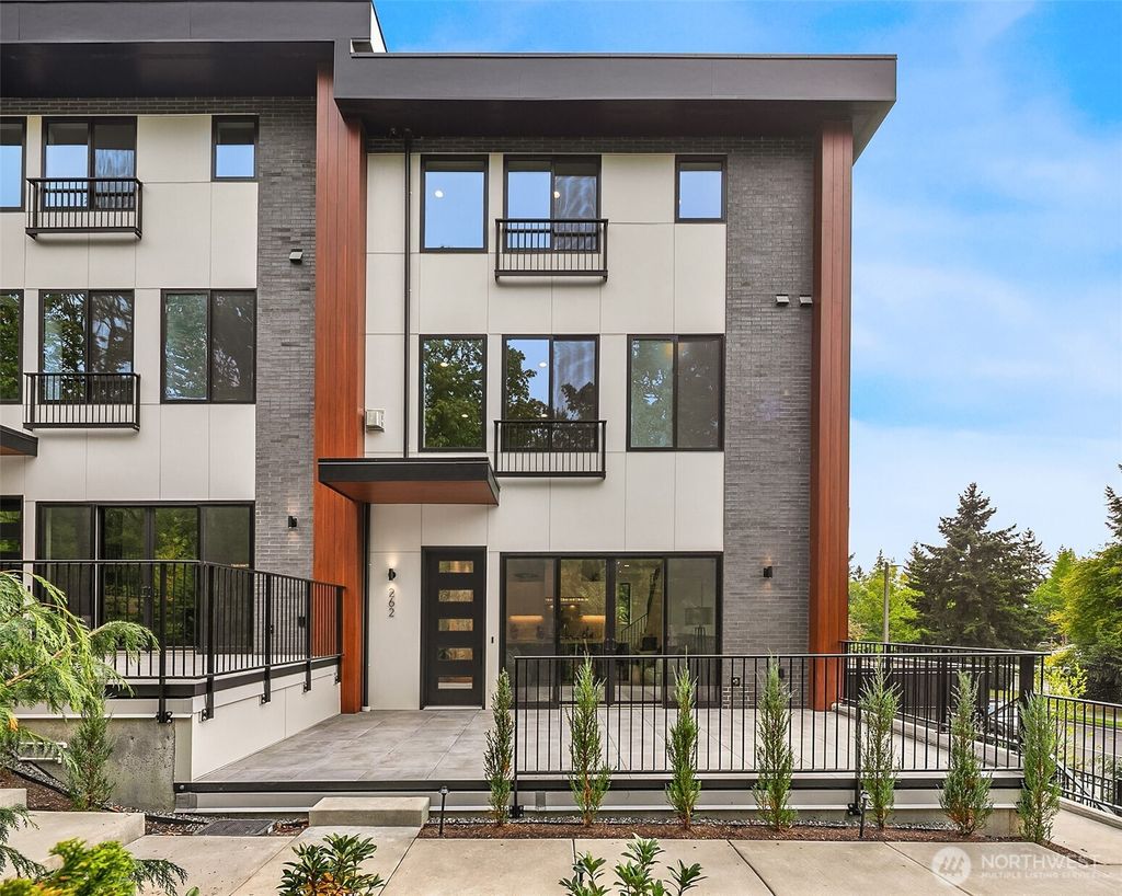 Photo of 262 118th Avenue SE, Bellevue, WA 98005 (MLS # 2447016)