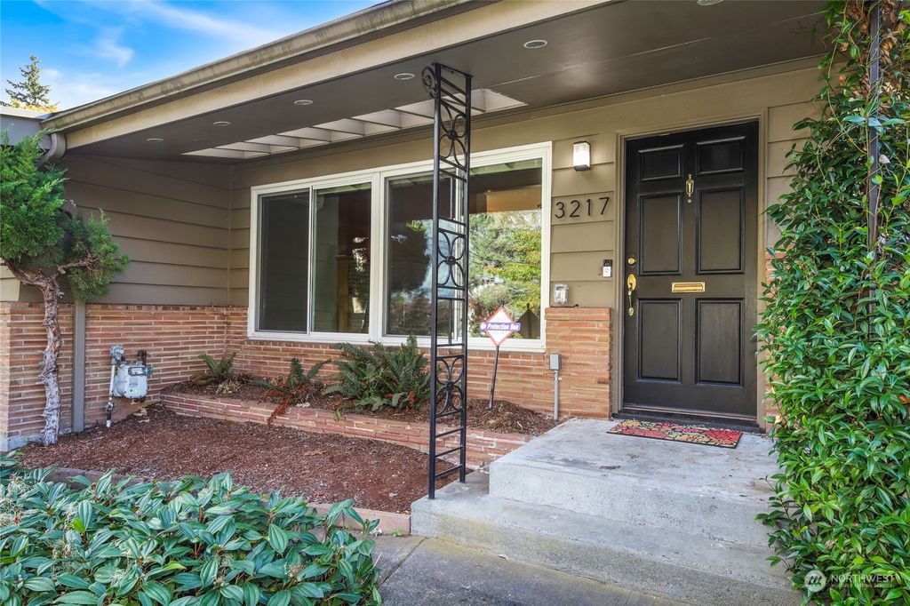 Photo of 3217 W Elmore Street, Seattle, WA 98199 (MLS # 2306424)