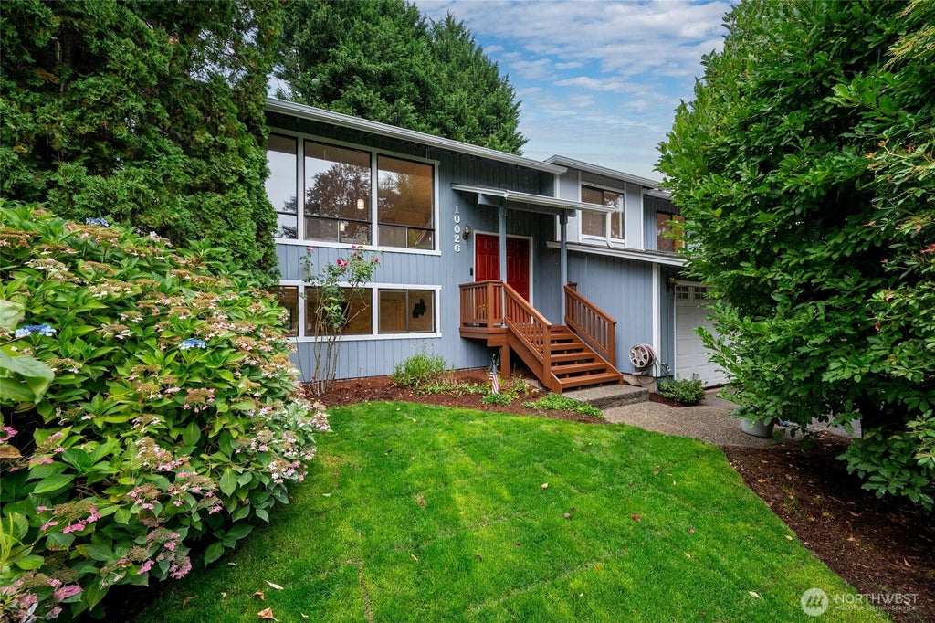 Photo of 10026 NE 140th St ST, Kirkland, WA 98034 (MLS # 2586219)