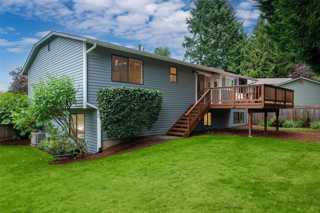 Photo of 10026 NE 140th St ST, Kirkland, WA 98034 (MLS # 2586219)