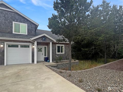 Photo of 240 28th Street NW #A, Long Beach, WA 98631 (MLS # 2136036)