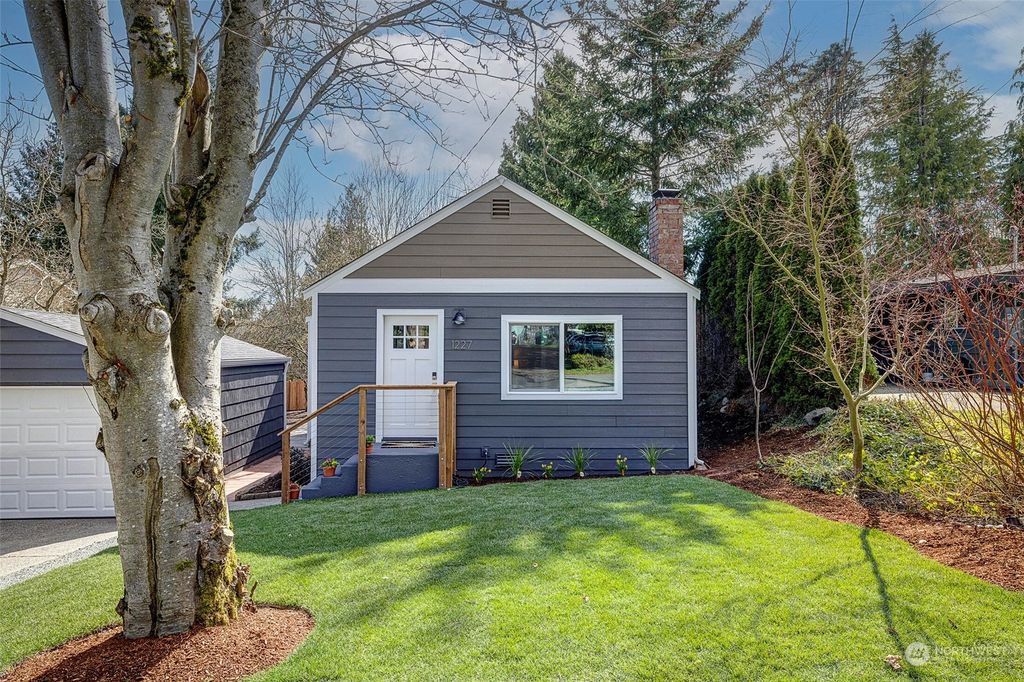 Photo of 1227 SW 118th Street, Burien, WA 98146 (MLS # 2047258)