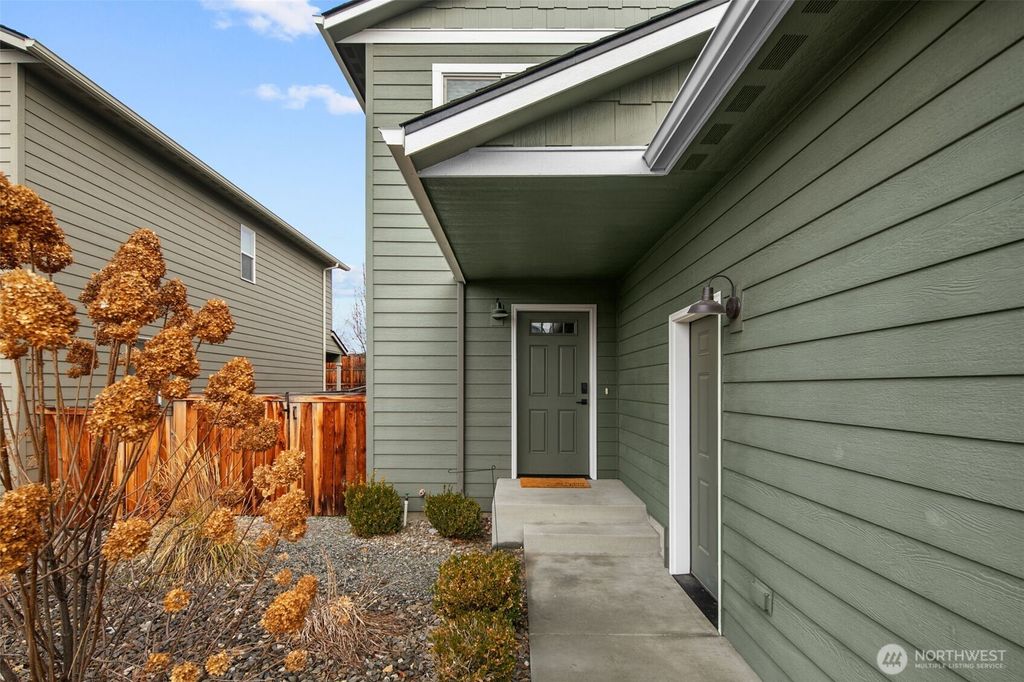 Photo of 420 Kansas Loop, East Wenatchee, WA 98802 (MLS # 2470099)