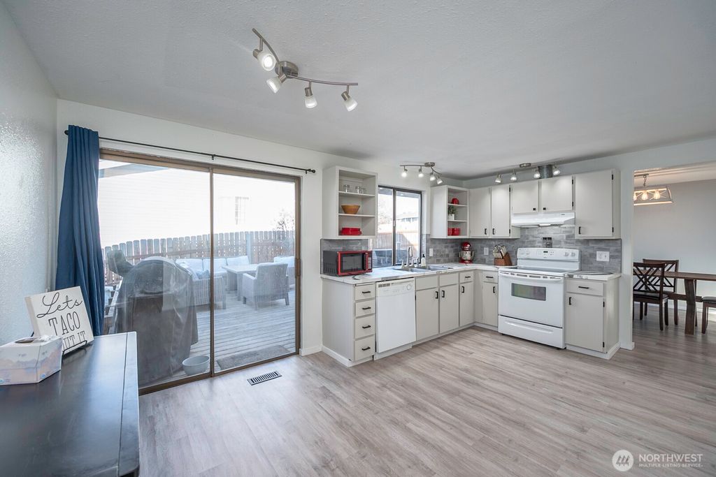 Photo of 306 Belmont Avenue, Moses Lake, WA 98837 (MLS # 2488968)