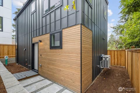 Photo of 1214 NE 100th Street, Seattle, WA 98125 (MLS # 2562605)