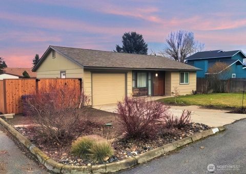Photo of 715 Cherry Ct Ct, Wenatchee, WA 98801 (MLS # 2442365)