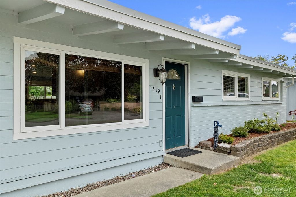Photo of 1519 Berniece Street, Mount Vernon, WA 98274 (MLS # 2518893)
