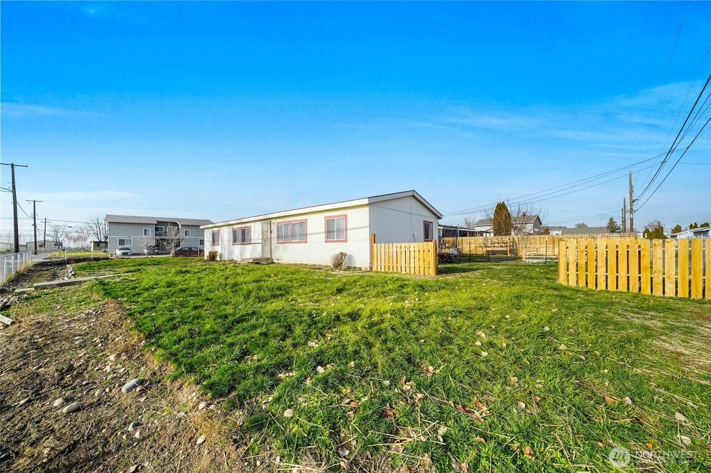 Photo of 705 S D Street, Moses Lake, WA 98837 (MLS # 2458764)