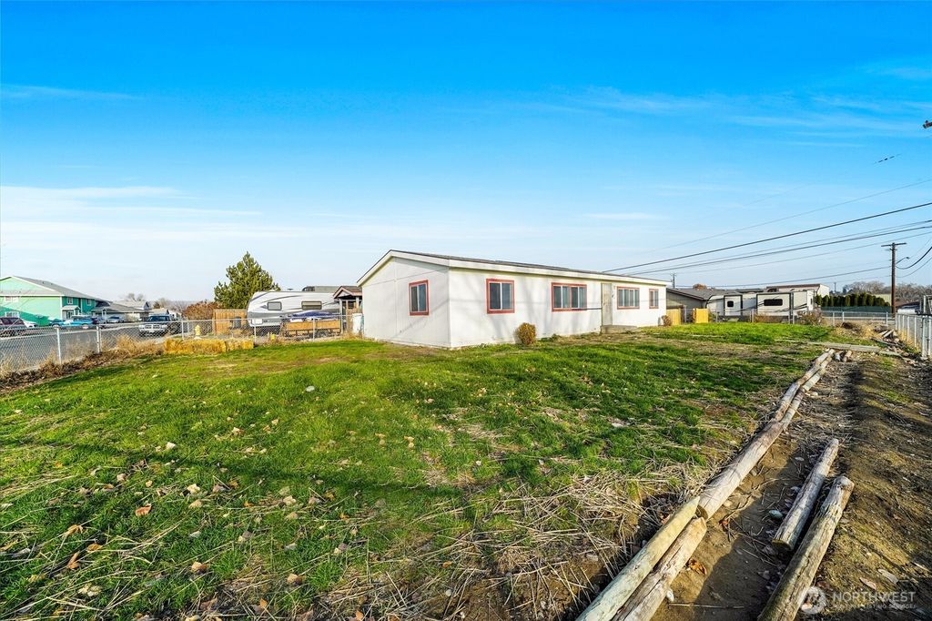 Photo of 705 S D Street, Moses Lake, WA 98837 (MLS # 2458764)