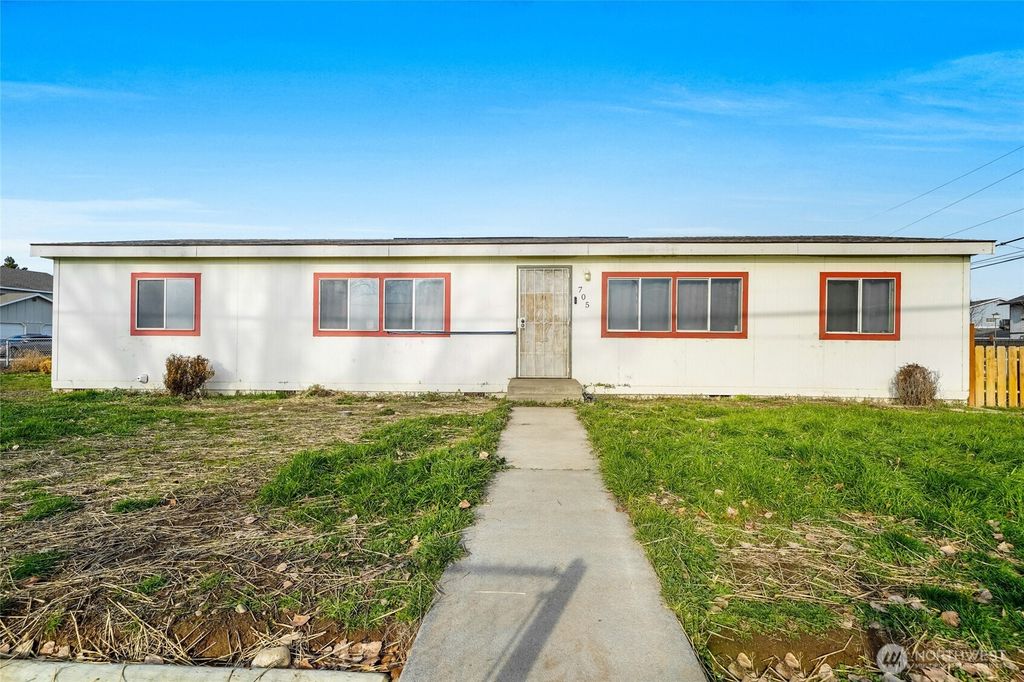 Photo of 705 S D Street, Moses Lake, WA 98837 (MLS # 2458764)