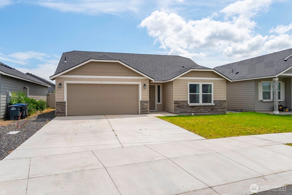 Photo of 1013 W Maple Drive, Moses Lake, WA 98837 (MLS # 2537793)