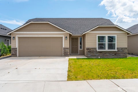 Photo of 1013 W Maple Drive, Moses Lake, WA 98837 (MLS # 2537793)