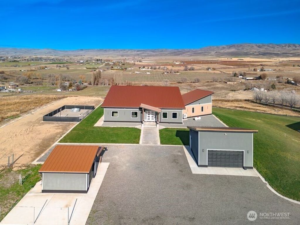 Photo of 4232 Desmarais Road, Moxee, WA 98936 (MLS # 2491996)